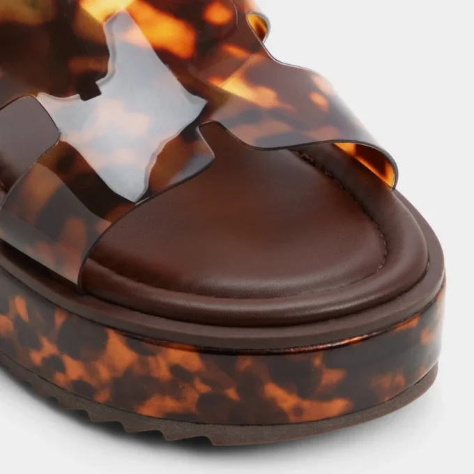 Anayelie Terlik, Platform
