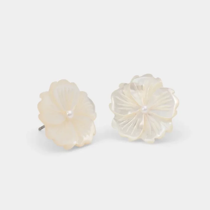Camelliaa Küpeler
