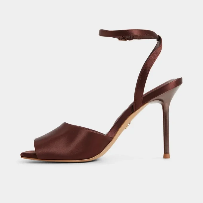 Kaiasien Bantlı topuklu sandalet, Stiletto topuk